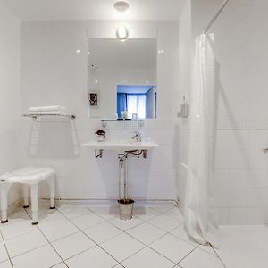 Habitación con 2 Camas Individuales Adaptada para Discapacitados